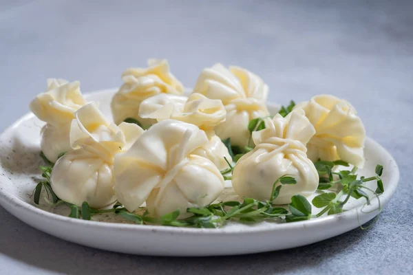 Envoltório de queijo recheado com creme de queijo, alho e ervas — Fotografia de Stock