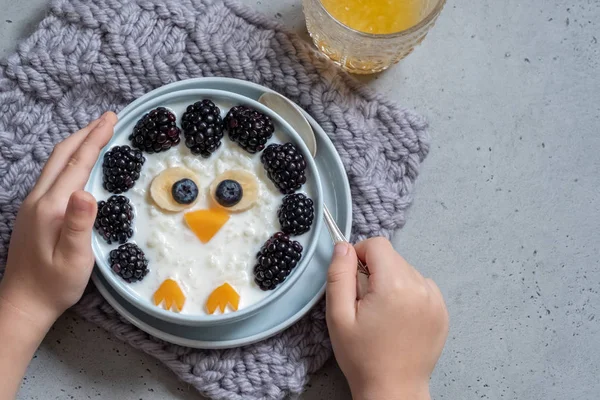 Funny bambini colazione porridge con bacche — Foto Stock