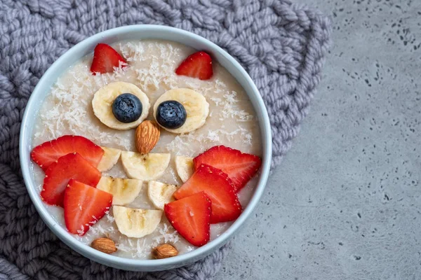 Kids breakfast oatmeal porridge with berries and nuts — Stock Photo, Image