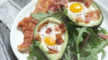 Pastırma ile avokado yumurta tekneler