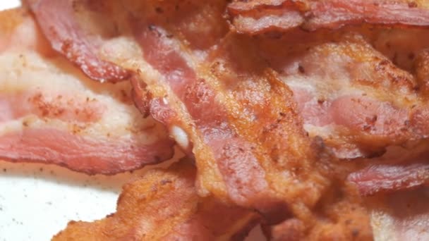 Tallrik med kokta bacon — Stockvideo