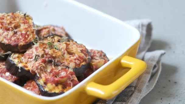 Rallado con berenjena a la parrilla, salsa de tomate y aceitunas — Vídeos de Stock