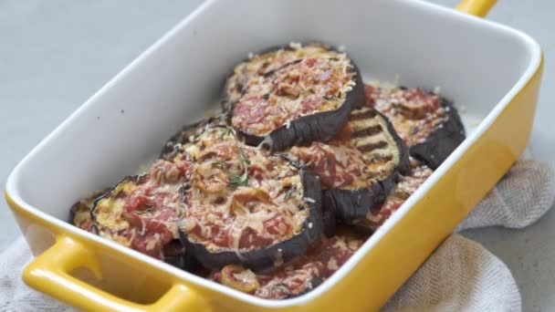 Rallado con berenjena a la parrilla, salsa de tomate y aceitunas — Vídeos de Stock