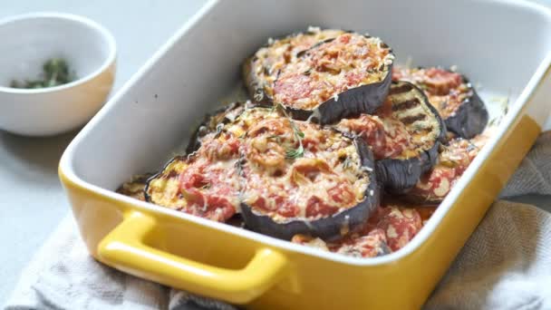 Rallado con berenjena a la parrilla, salsa de tomate y aceitunas — Vídeos de Stock