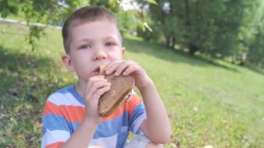 Açık havada bir sandviç yeme sevimli çocuk çocuk