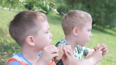 Açık havada bir sandviç yeme sevimli çocuk çocuk