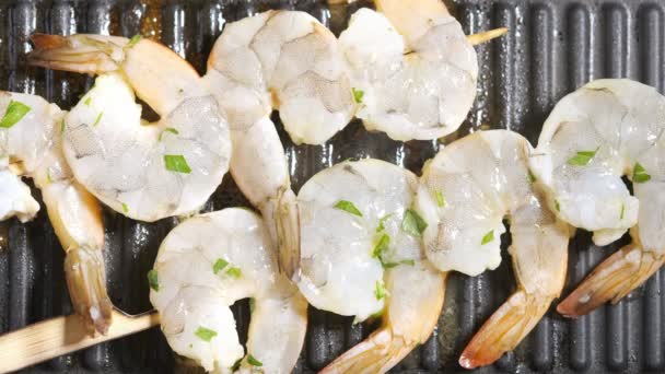 Roasting raw shrimp on a grill pan — Stock Video