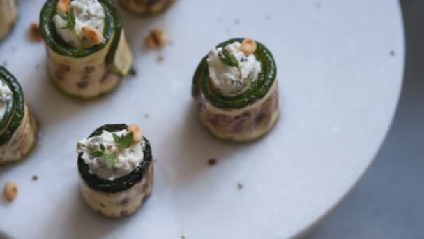 Grilled zucchini rolls stuffed with cream cheese, pickles and herbs — Stock Video