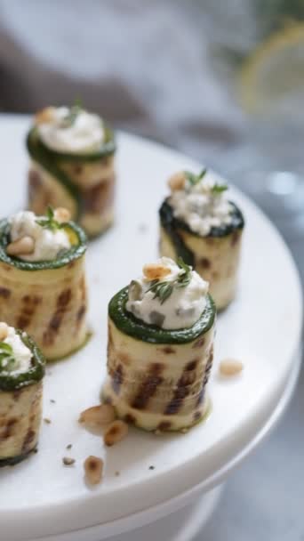 Rouleaux de courgettes grillées farcis au fromage à la crème, aux cornichons et aux herbes — Video