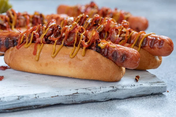 Hot Dog met gele mosterd, ui, spek — Stockfoto