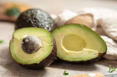 Ahşap masa üzerinde taze doğranmış avokado