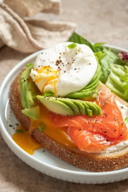 Somon, avokado ve haşlanmış yumurtalı sandviç