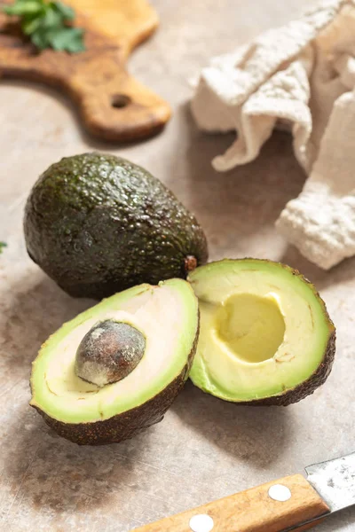 Vers gesneden avocado op houten tafel — Stockfoto