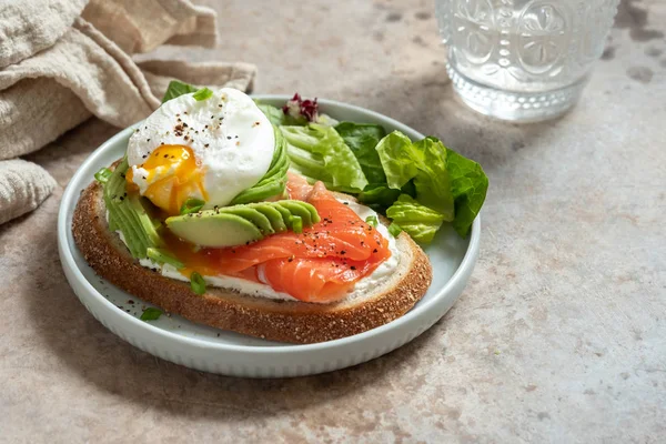 Losos, avokádo a sendvič s pošírovaným vejcem — Stock fotografie