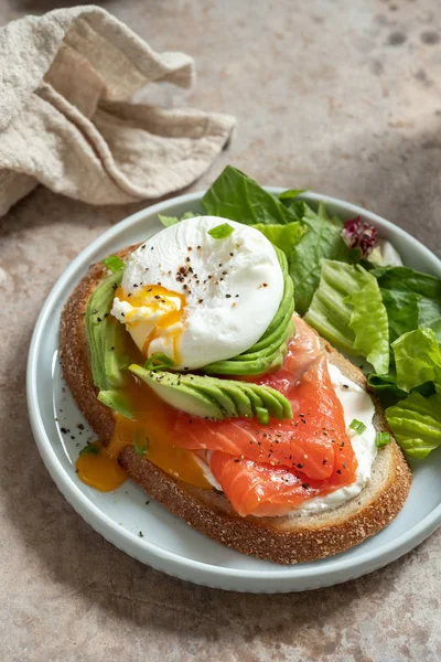 Lax, avokado och pocherat ägg smörgås — Stockfoto