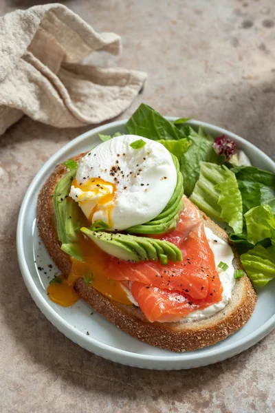 Zalm, avocado en gepocheerd ei sandwich — Stockfoto