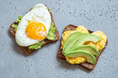 Yumurta ile avokado tost