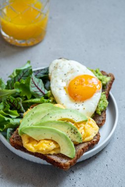 Yumurta ile avokado tost