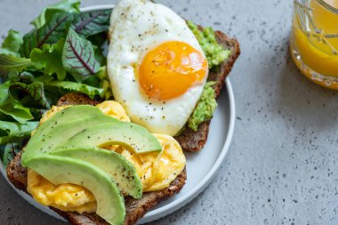 Yumurta ile avokado tost