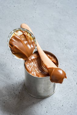Teneke kutuda Dulce de leche