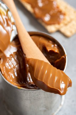 Teneke kutuda Dulce de leche