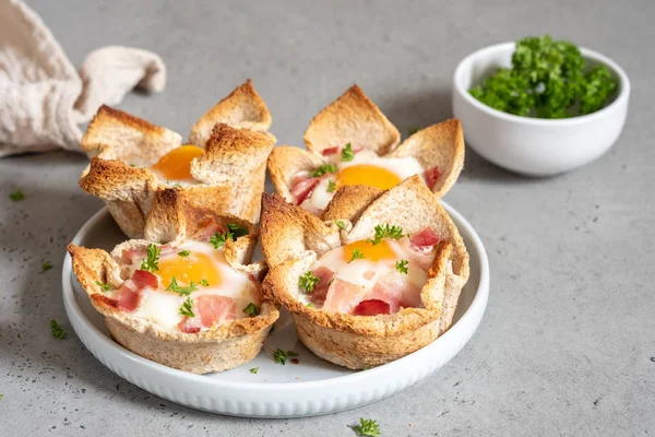 Яйцо, бекон и тост на завтрак — стоковое фото