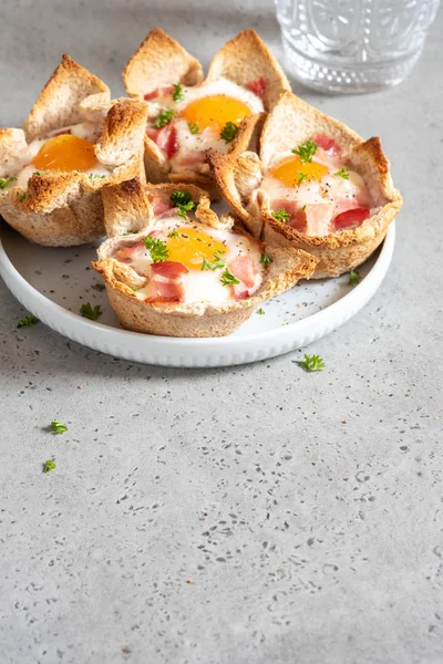 Ägg, bacon och toast cup för frukost — Stockfoto