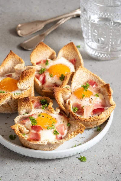 Яйцо, бекон и тост на завтрак — стоковое фото