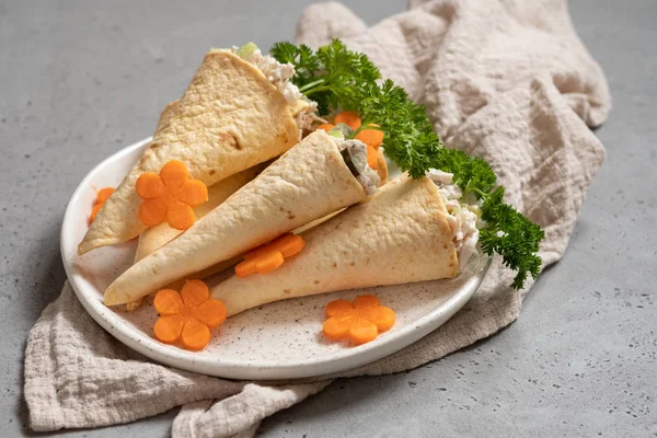 Hühnersalat in Tortilla Zapfen Karotten — Stockfoto