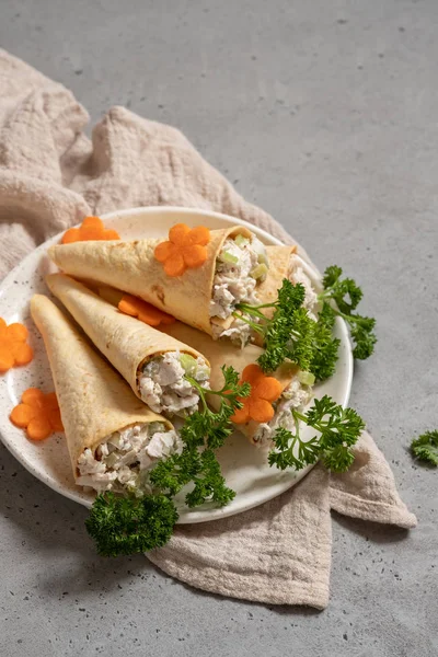 Hühnersalat in Tortilla Zapfen Karotten — Stockfoto