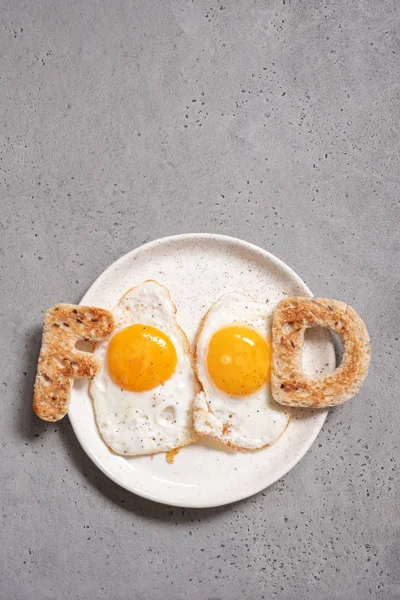 Jedzenie słowo napisane z toast litery jaj — Zdjęcie stockowe