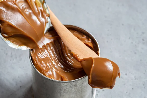 Teneke kutuda Dulce de leche — Stok fotoğraf