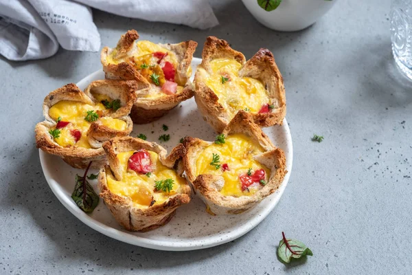 Muffins de ovo em uma xícara de torrada para o café da manhã — Fotografia de Stock