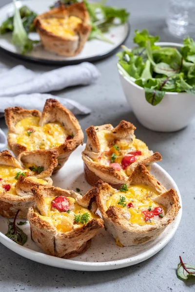 Egg muffins in a toast cup for breakfast — Stock Photo, Image