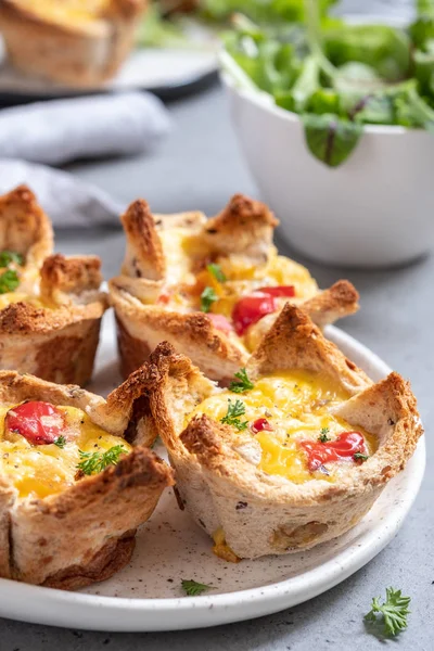 Muffins de ovo em uma xícara de torrada para o café da manhã — Fotografia de Stock