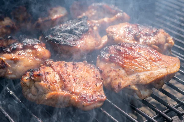 Grillad kyckling lår på en grill — Stockfoto