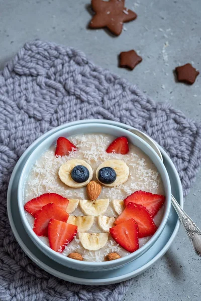 Дитячий сніданок вівсяна каша з ягодами та горіхами — стокове фото