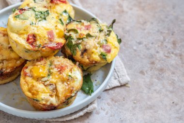 Jambon, peynir ve sebze ile yumurta muffins