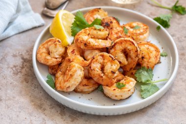 Limon ve Salantro ile baharatlı sarımsak biber karides karides