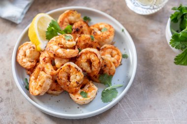 Baharatlı sarımsak biber karides karides