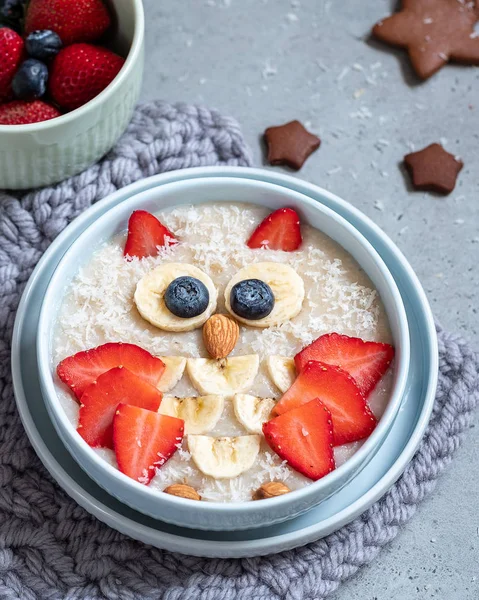 아이 딸기와 견과류와 오트밀 죽을 아침 식사 — 스톡 사진