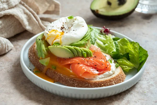 Zalm, avocado en gepocheerd ei sandwich — Stockfoto