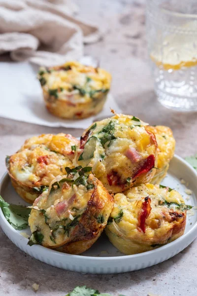 Eiermuffins mit Schinken, Käse und Gemüse — Stockfoto