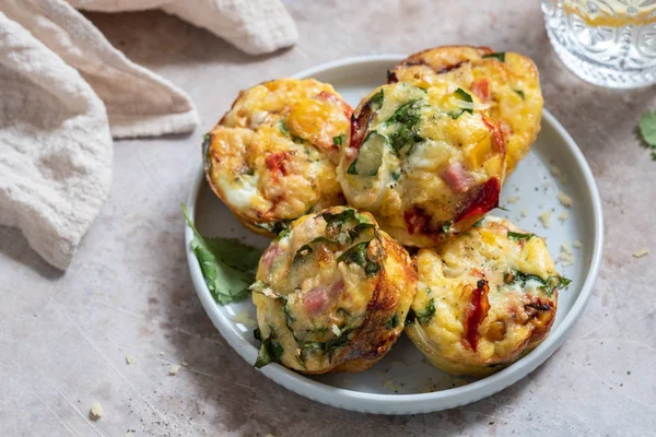 Αυγό muffins με ζαμπόν, τυρί και λαχανικά — Φωτογραφία Αρχείου