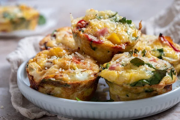 Vaječné muffiny se šunkou, sýrem a zeleninou — Stock fotografie