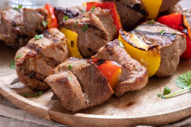 Izgara şiş kebap veya Şaşlık sebze bir sopa ile