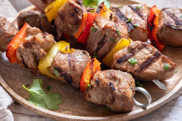 Kebab a la parrilla o shashlik con verduras en un palo — Foto de Stock