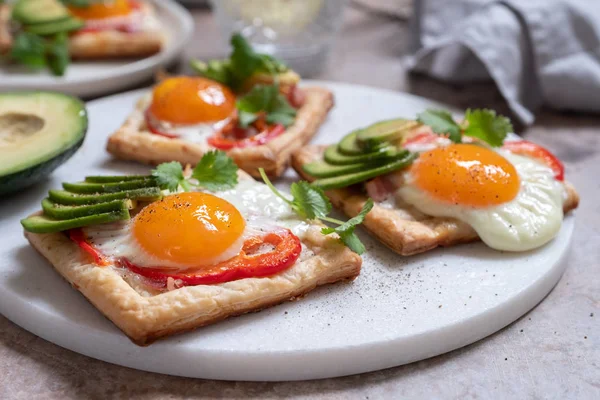 Smördeg med stekt ägg, paprika och avokado — Stockfoto