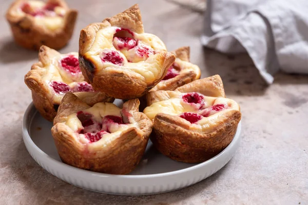Raspberry Cream Cheese Puff Pastry Pies — Stock Photo, Image