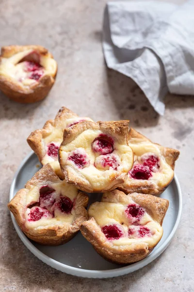 Himbeer-Frischkäse Blätterteigkuchen — Stockfoto